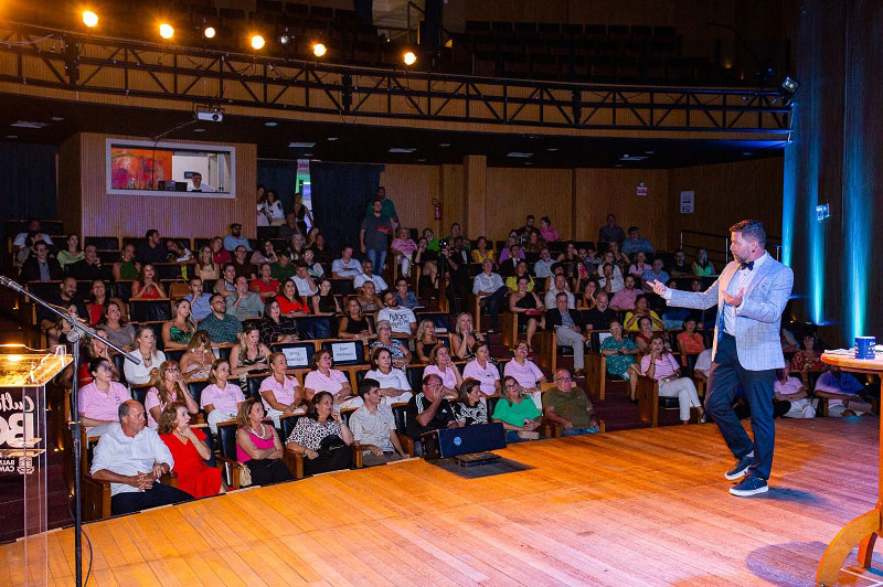 Vilton Santos lança obra de poemas