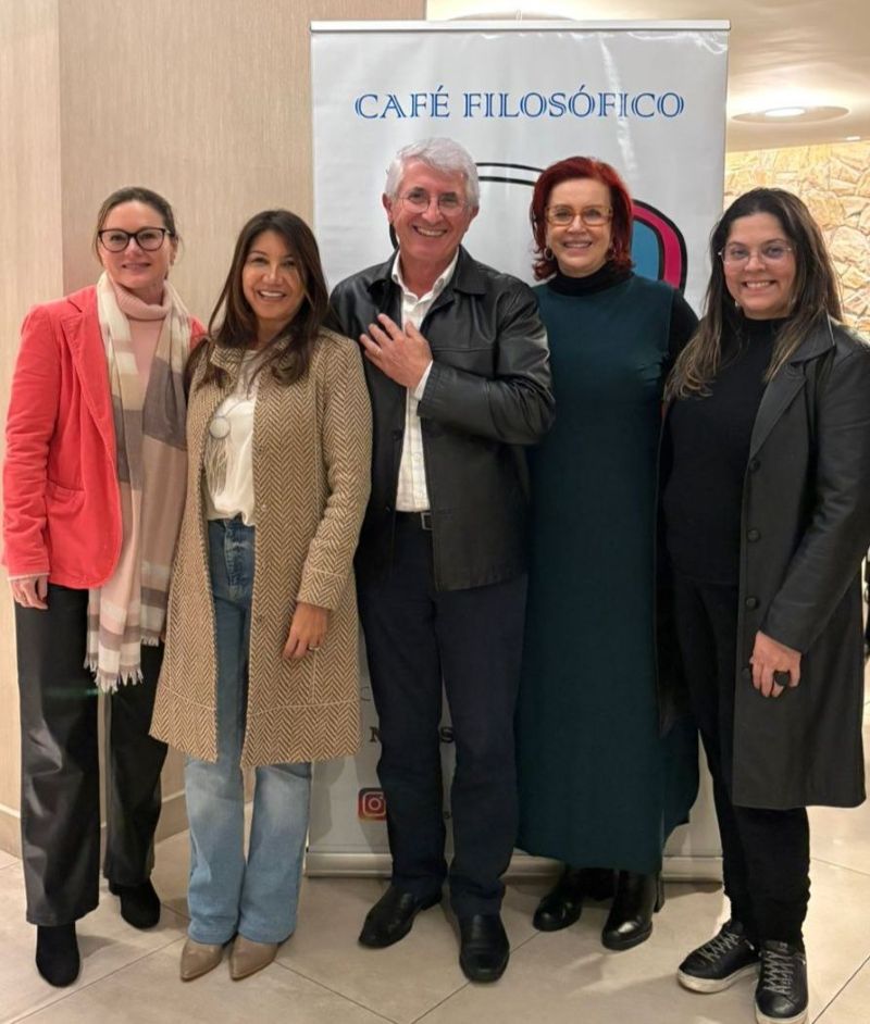 Acadêmica Tatiana Bissoni Vhoss e Miriam Almeida, Acadêmico Ainor Lotério, Acadêmicas Teca Mascarenhas e Laura Porto.